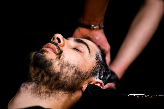 Uomo che si lava i capelli al salone | Foto Gratis