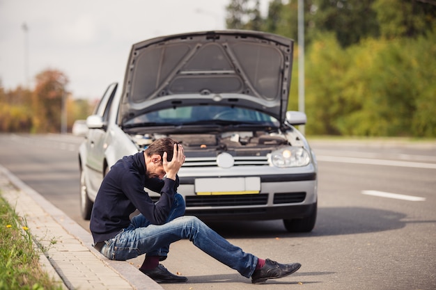 車の故障で絶望した男 プレミアム写真