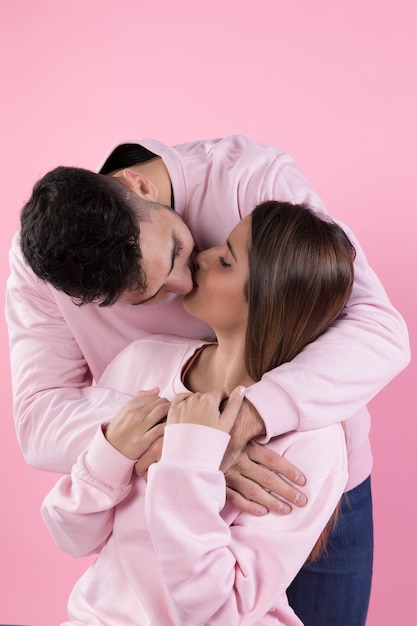 若い 女 キス 抱きしめる 男 無料の写真 若い 女 キス 抱きしめる 男 無料の写真