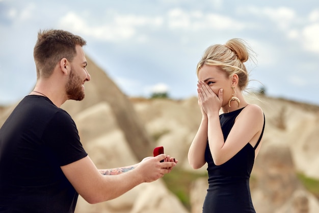 Man Makes A Marriage Proposal To His Girlfriend Photo Premium Download