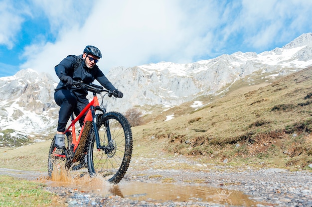 Man riding a mountain bike | Premium Photo