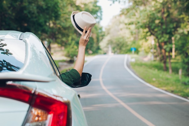 ヒッチハイクman.touristヒッチハイク、道路上の車に座っています。 Premium写真