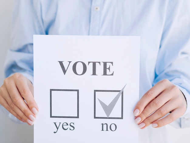 Uomo Che Vota No In Un Referendum Foto Gratis