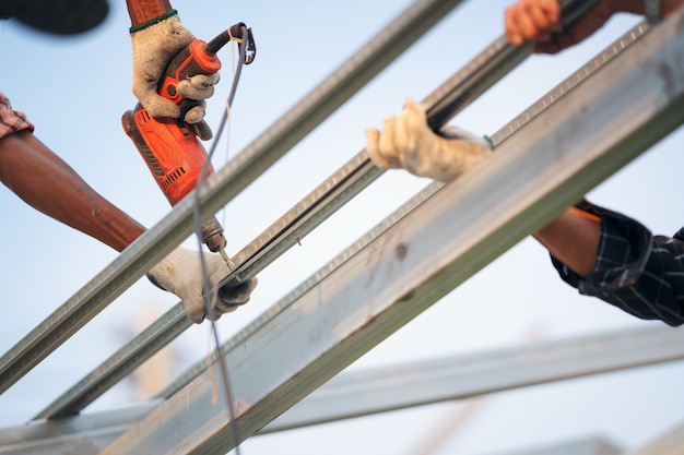man-worker-uses-power-drill-attach-cap-metal-roofing-job-with-screws_28914-1205.jpg (626×417)