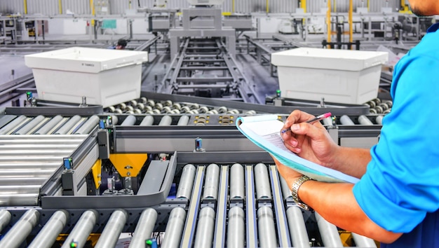 Premium Photo Manager Engineer Checking Plastics Boxes On Conveyor