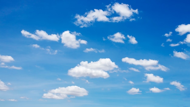 背景画像として使用するための美しい青い空に多くのぼやけた白い雲 プレミアム写真