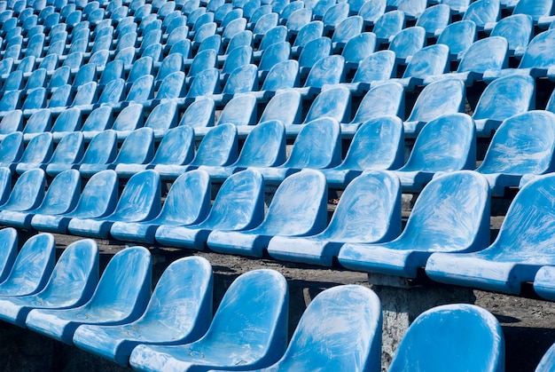 サッカースタジアムの多くの古い青い椅子 交換または再建が必要な訪問者向け プレミアム写真