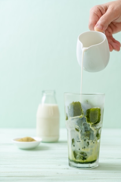 Matcha Green Tea Ice Cube With Milk Premium Photo