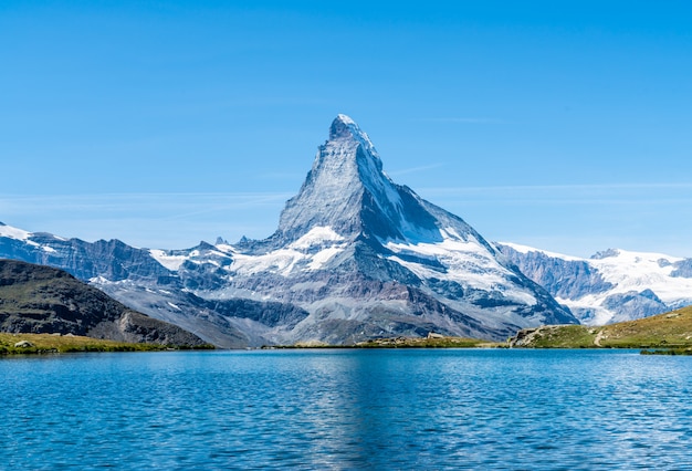 Matterhorn with stellisee lake in zermatt Premium Photo