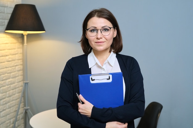 Premium Photo Mature Woman Psychologist Psychiatrist Social Worker With Clipboard Looking At