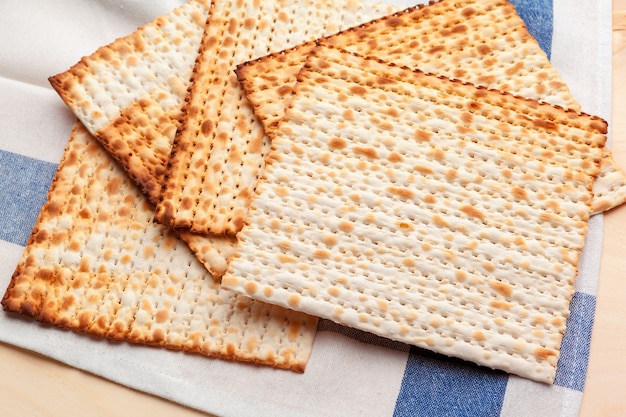 Matzo flatbread for jewish high holiday celebrations on the table Premium Photo