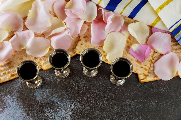 マッツォの過越祭の休日ユダヤ人のお祝いマッツォとキッドブッシュ4カップの赤いコーシャワイン プレミアム写真