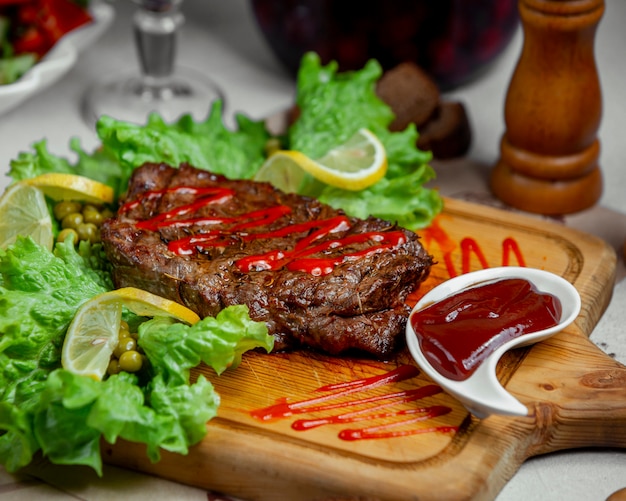 meat-steak-served-with-ketchup_140725-4150.jpg