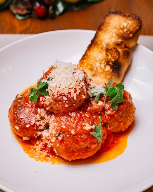 Free Photo Meatballs Plate Garnished With Tomato Sauce Grated