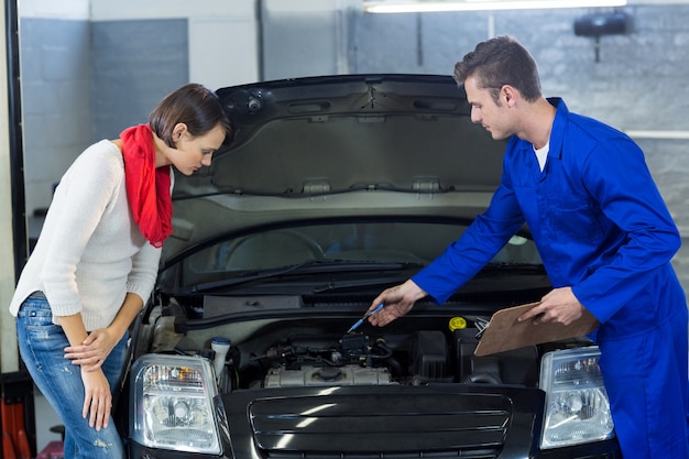 Mechanic showing customer the problem with car Photo | Free Download