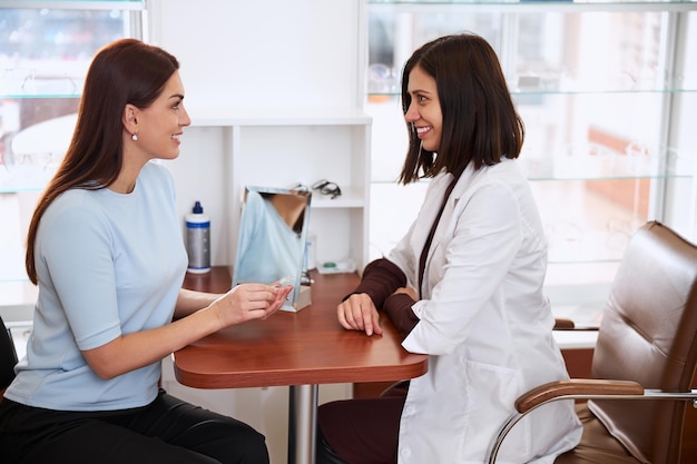 premium-photo-medical-person-listening-to-her-client-question