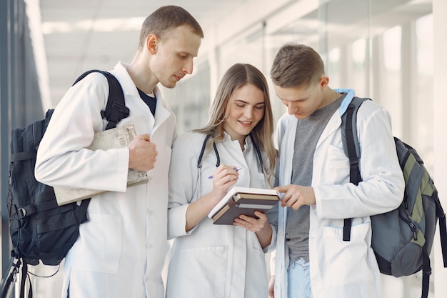 Medical students are in the hallway and talking Free Photo