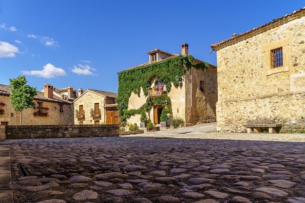 石造りの家 古いドアや窓 石畳の通り 絵のように美しい雰囲気のある中世の旧市街 ペドラサ セゴビア スペイン ヨーロッパ プレミアム写真