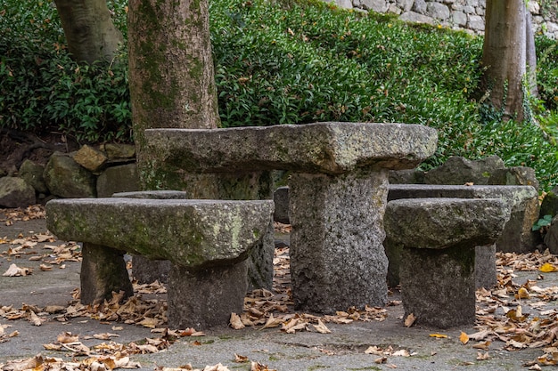 ポルトガル ポルトの公園にある中世の石のテーブルとベンチ プレミアム写真