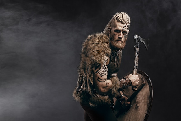Srednevekovyj Voin Viking S Tatu I Toporom Premium Foto