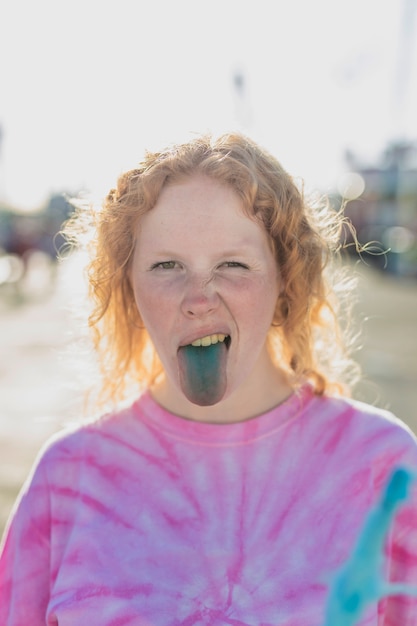 青い舌でミディアムショットかわいい女の子 無料の写真
