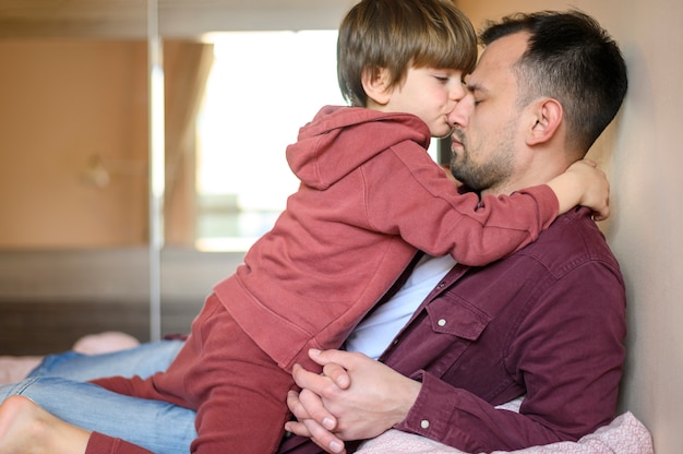 ミディアムショットの子供のキスの父 無料の写真