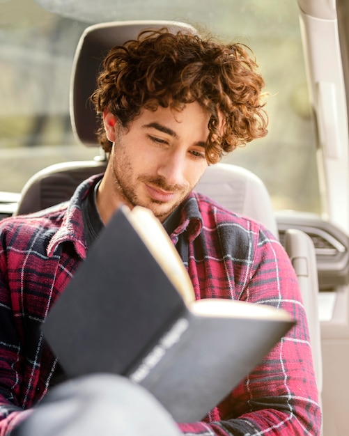 車で読書ミディアムショットの男 無料の写真