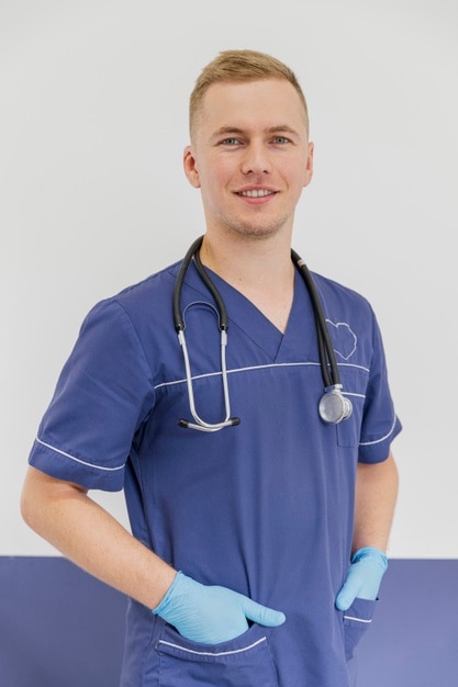 Veterinarian posing with uniform. | Photo: Pexels