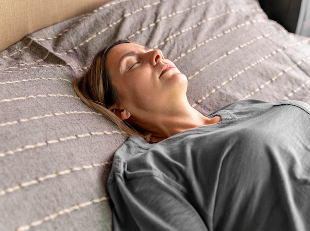 Medium shot woman laying in bed Free Photo