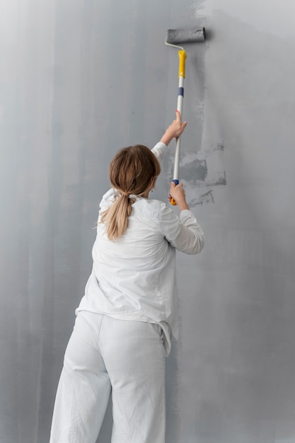 Free Photo | Medium shot woman painting wall