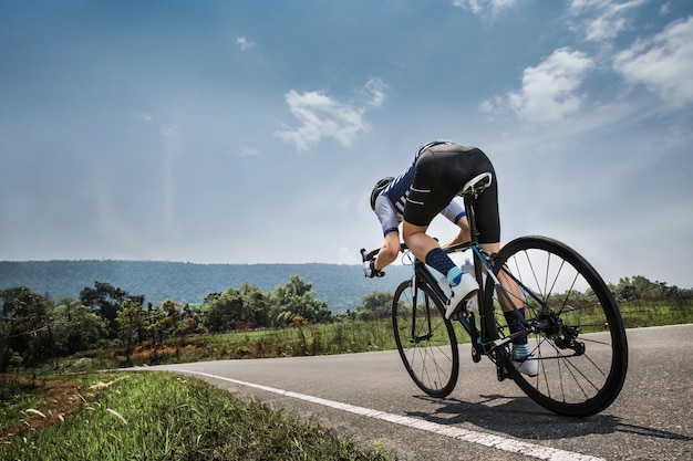 Men cycling road bike in the morning | Premium Photo