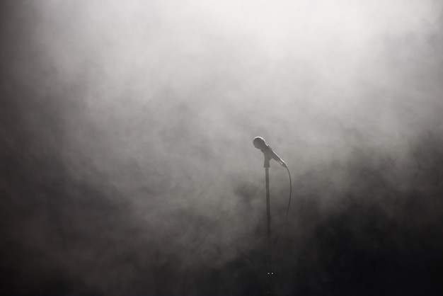 煙のようなディスコの白と黒の背景のマイク プレミアム写真