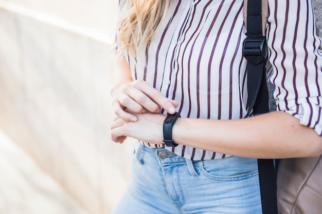 how do you set the time on a digital watch