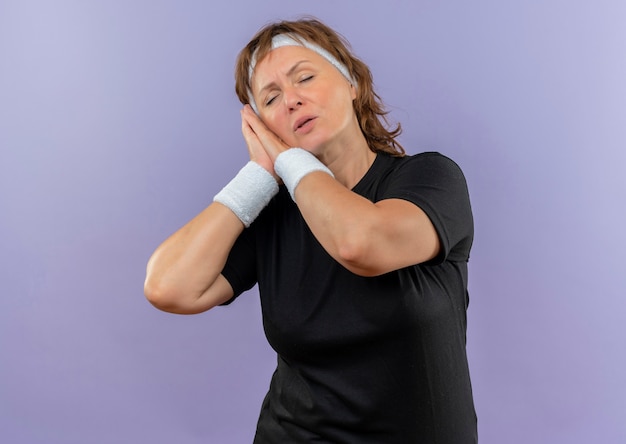 Free Photo Middle Aged Sporty Woman In Black T Shirt With Headband