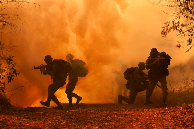 戦場での軍事的なシルエット プレミアム写真