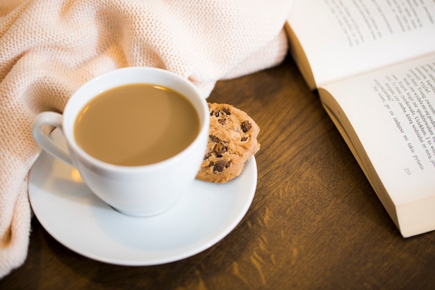 Free Photo | Milk coffee and cookie