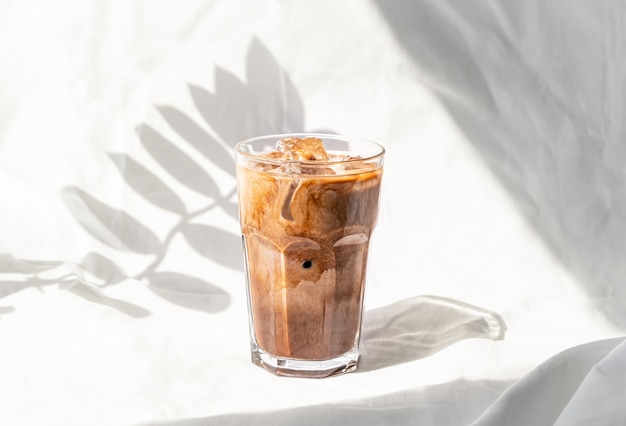 ミルククリームのアイスコーヒー 氷と牛乳とコーヒーの冷たい飲み物のカクテル プレミアム写真