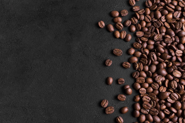 シンプルな黒の背景とコーヒー豆の配置 プレミアム写真