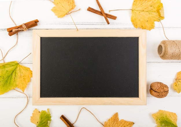 Minimalistic frame surrounded by leaves with mock-up Free Photo