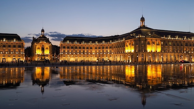 Miroir d'eau at place de la bourse in bordeaux Premium Photo