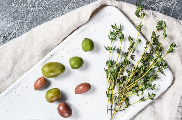 Mix of colorful salted olives in gray surface | Premium Photo