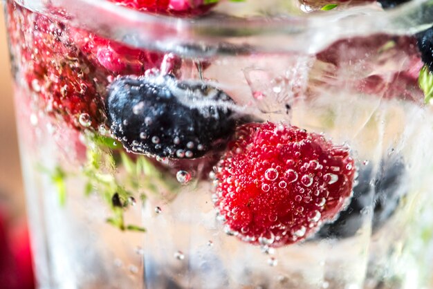 mixed-berry-infused-water-recipe_53876-30505.jpg (626×417)