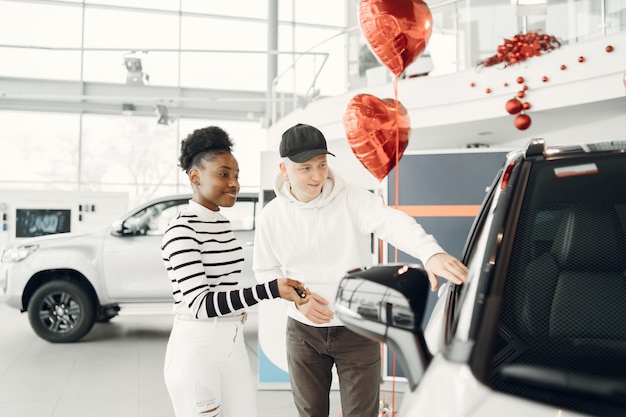 https://image.freepik.com/free-photo/mixed-couple-shot-international-couple-shooses-car-african-woman-with-caucasian-man_1157-46425.jpg