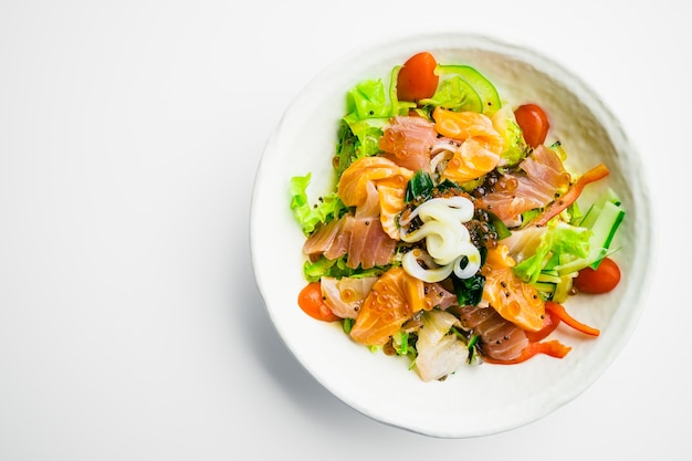 Insalata Mista Di Frutti Di Mare Con Tonno Di Salmone Calamari E Altri Pesci Foto Gratis