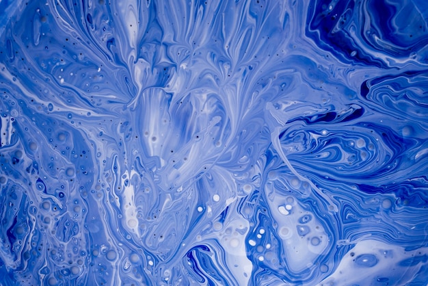 白と青の絵の具を混ぜる現代美術 テキスト用のスペースと明るい抽象的な背景 プレミアム写真