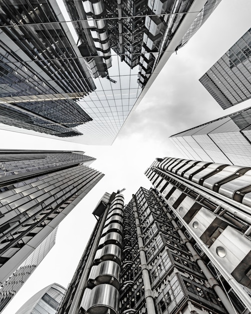 空に触れる現代のビジネスビル風景 無料の写真