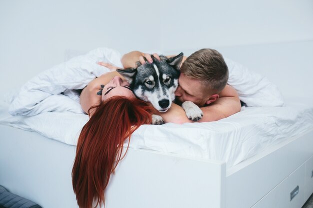 Free Photo Modern couple sleeping with dog