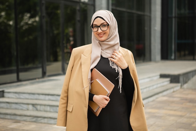 abaya street style
