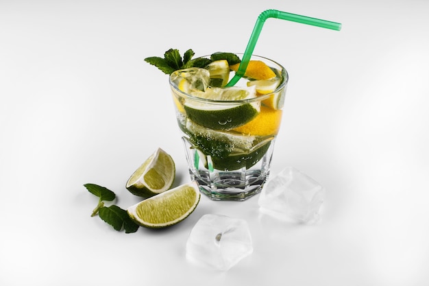 ソーダ水 ライムレモンジュースを含むハイボールガラスのモヒートノンアルコールカクテルドリンク 無料の写真