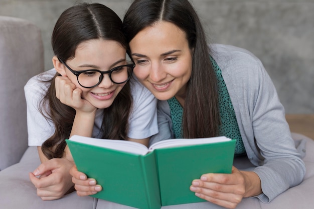 ママと女の子の読書 無料の写真